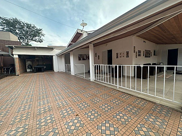 Casa com edicula condom�nio Hipica I